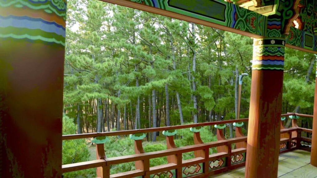A picture of Wolsong Pavilion (월송정) along the Gyeongbuk (East Coast) Bicycle Path (동해안자전거길 (경북)) in Uljin County (울진군), South Korea.