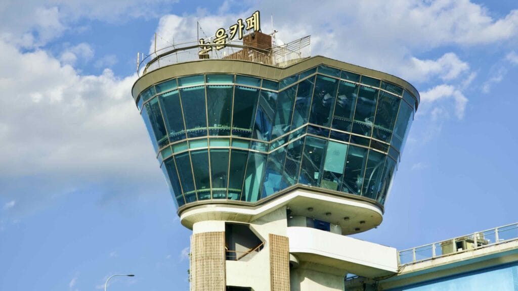 A picture of the Dongjak Bridge (동작대교) and its observatories in Banpo Hangang Park (반포한강공원) in Seoul, South Korea.