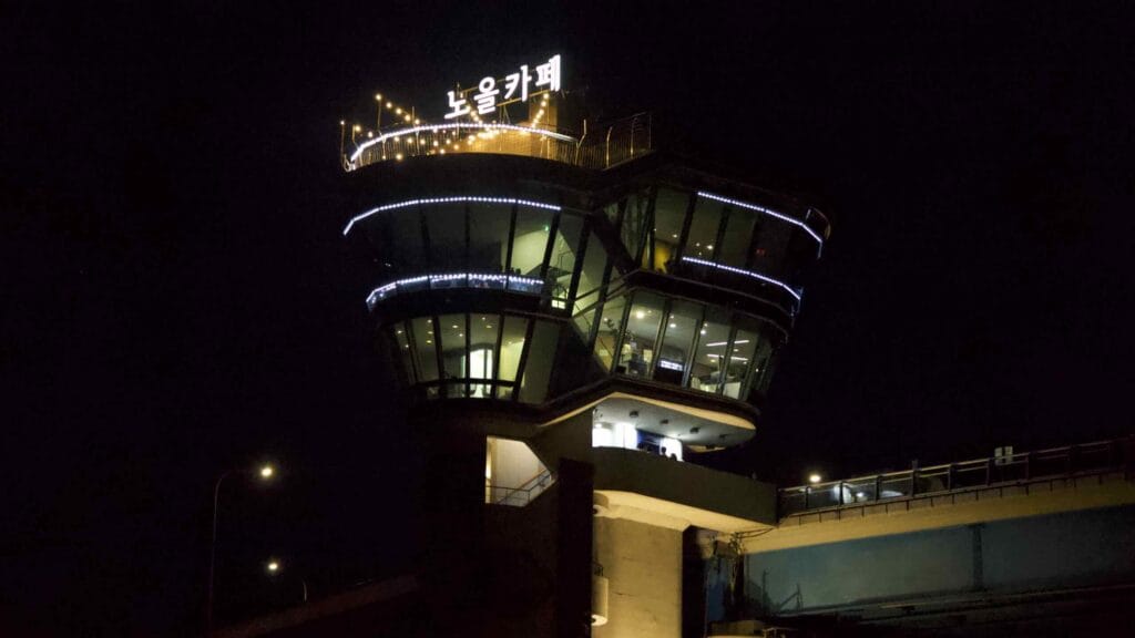 A picture of the Dongjak Bridge (동작대교) and its observatories in Banpo Hangang Park (반포한강공원) in Seoul, South Korea.