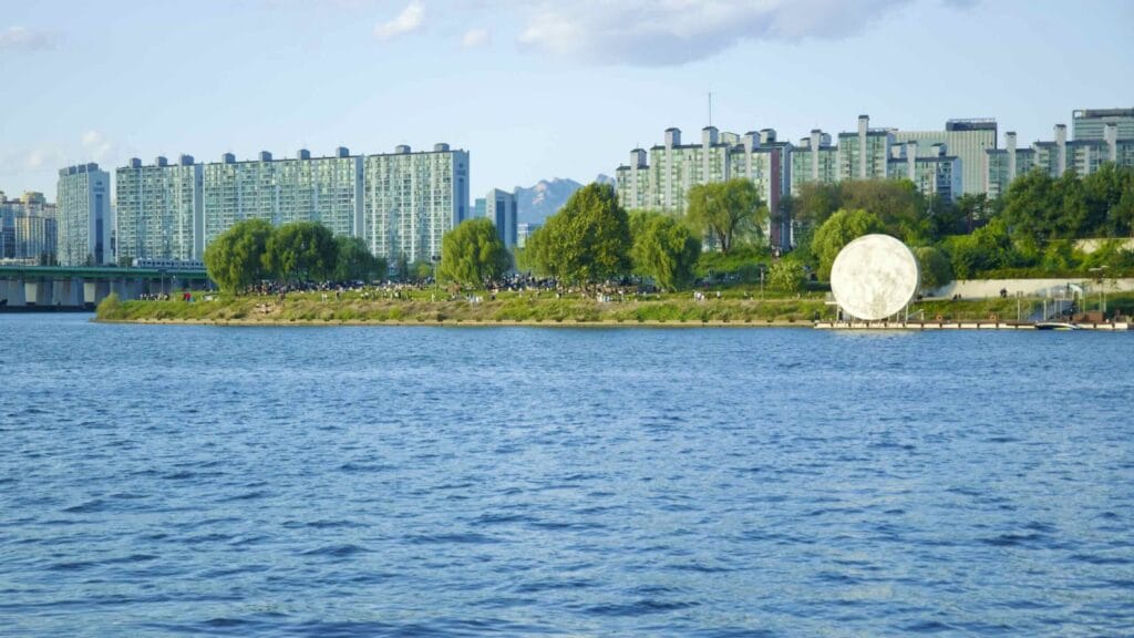 A picture of Nodeul Island (노들섬) near in the Han River in Seoul, South Korea.