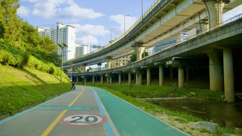 A picture of Banpo Stream Bike Path (반포천자전거길) in Seoul’s Banpo Neighborhood (반포동).