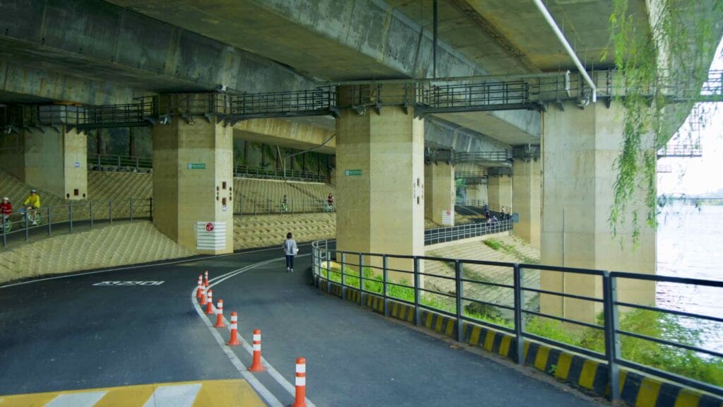 A picture of the cycling paths under Olympic Boulevard in Banpo Hangang Park (반포한강공원) in Seoul, South Korea.