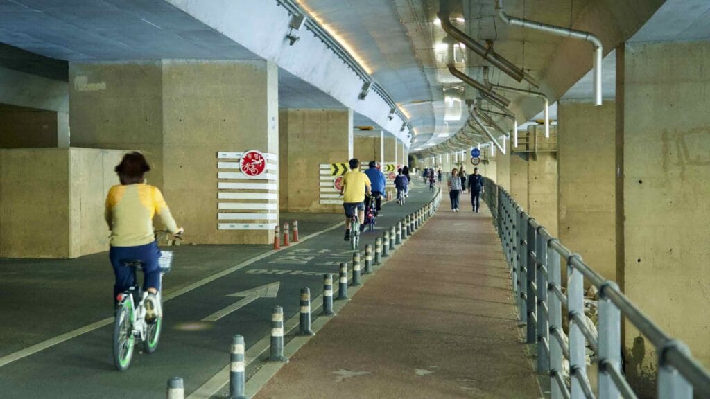 A picture of the cycling paths under Olympic Boulevard in Banpo Hangang Park (반포한강공원) in Seoul, South Korea.