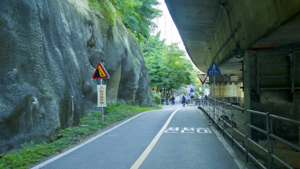 A picture of the cycling paths under Olympic Boulevard in Banpo Hangang Park (반포한강공원) in Seoul, South Korea.