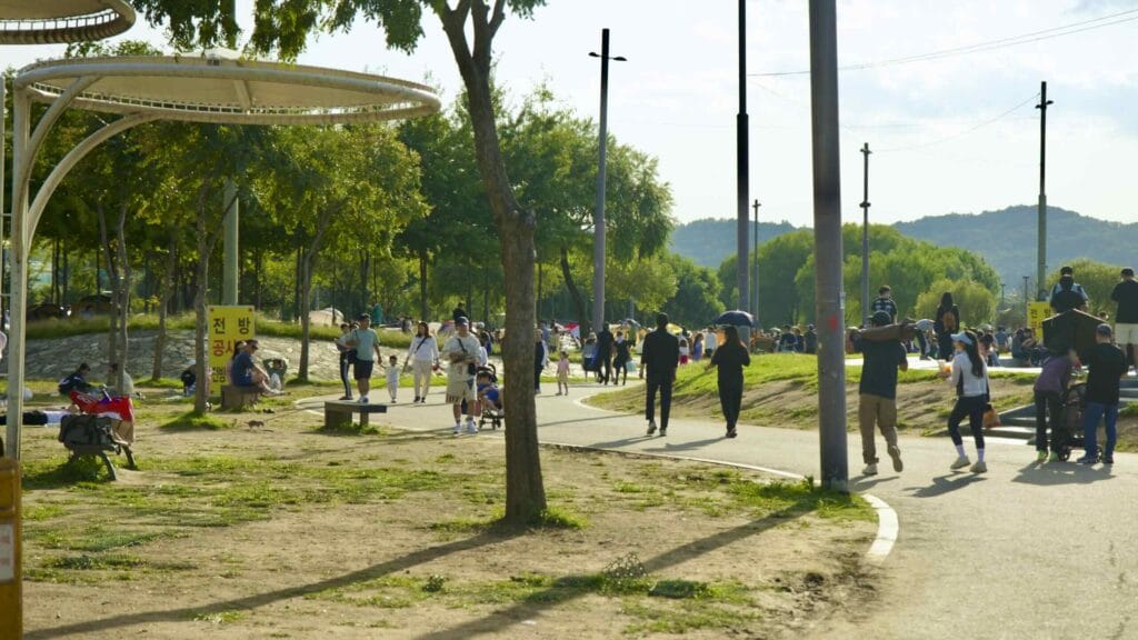 A picture of the walking paths in Banpo Hangang Park (반포한강공원) in Seoul, South Korea.