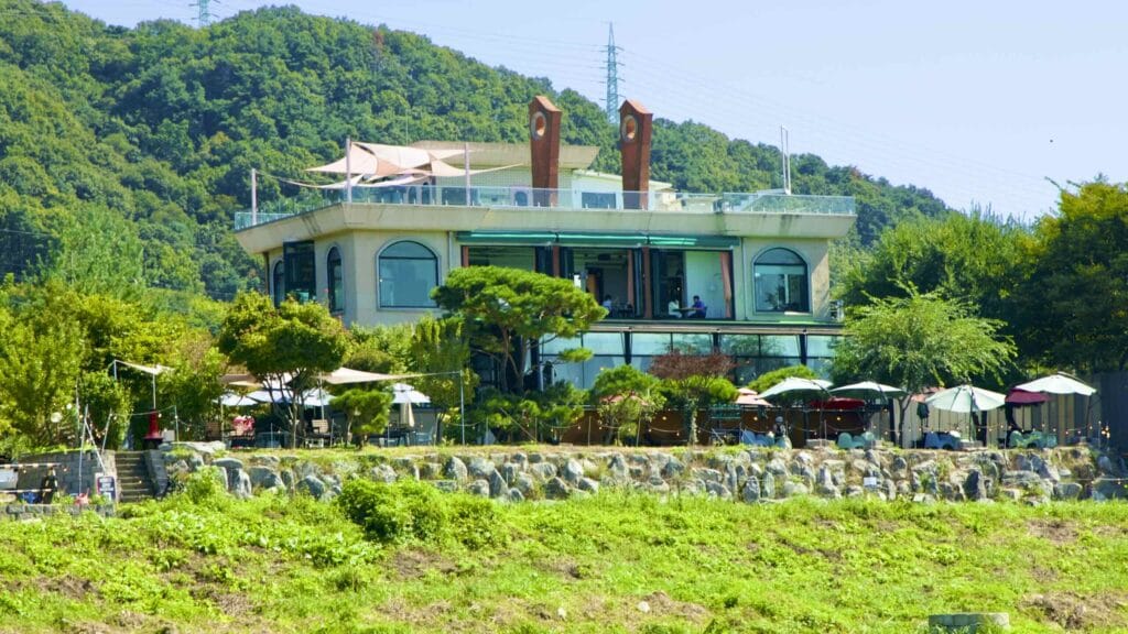 A picture of a cafe on the Hangang Bike Path (한강 자전거길) in Namyangju City (남양주시) South, Korea.