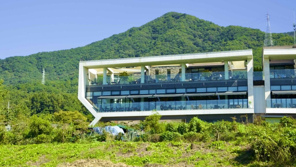 A picture of a cafe on the Hangang Bike Path (한강 자전거길) in Namyangju City (남양주시) South, Korea.