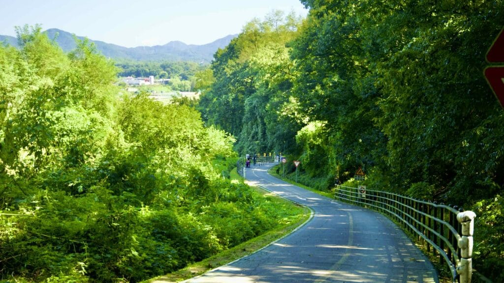 A picture of Mieumnaru Pass (미음나루고개) on the Hangang Bike Path (한강 자전거길) in Namyangju City (남양주시) South, Korea.