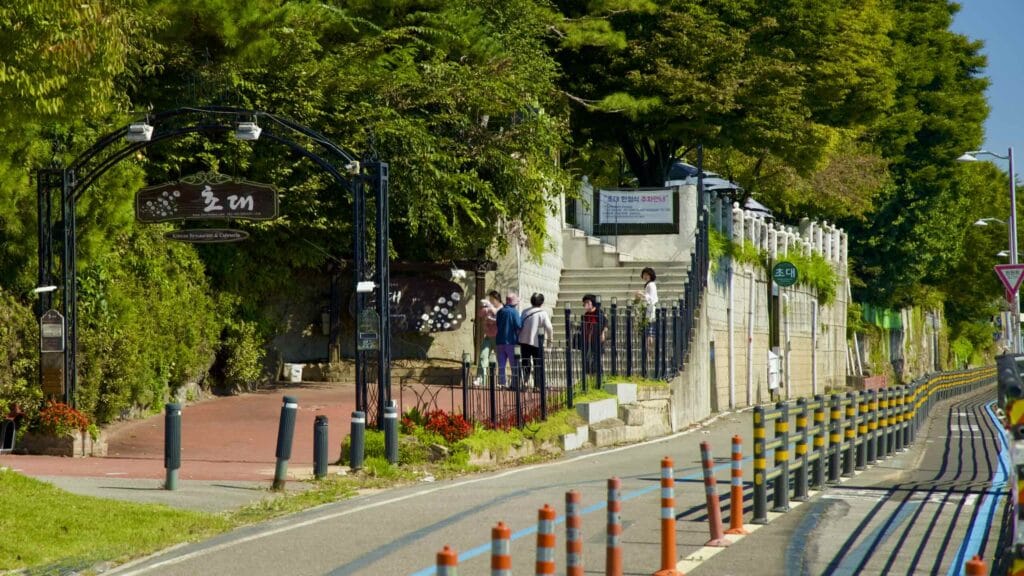 A picture of restaurants near Mieumnaru Pass (미음나루고개) on the Hangang Bike Path (한강 자전거길) in Namyangju City (남양주시) South, Korea.