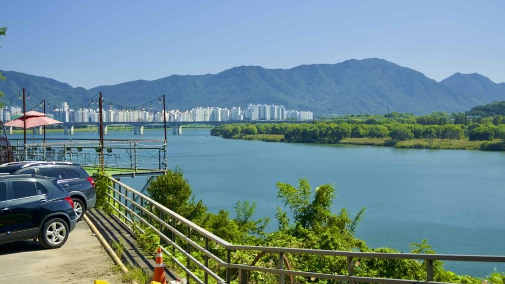 A picture of Mieumnaru Pass (미음나루고개) on the Hangang Bike Path (한강 자전거길) in Namyangju City (남양주시) South, Korea.