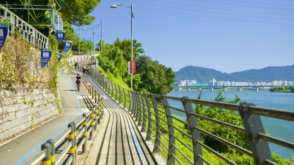 A picture of Mieumnaru Pass (미음나루고개) on the Hangang Bike Path (한강 자전거길) in Namyangju City (남양주시) South, Korea.