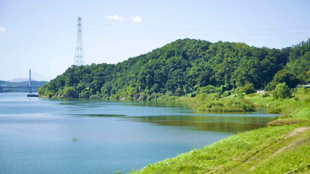 A picture of Mieumnaru Pass (미음나루고개) on the Hangang Bike Path (한강 자전거길) in Namyangju City (남양주시) South, Korea.