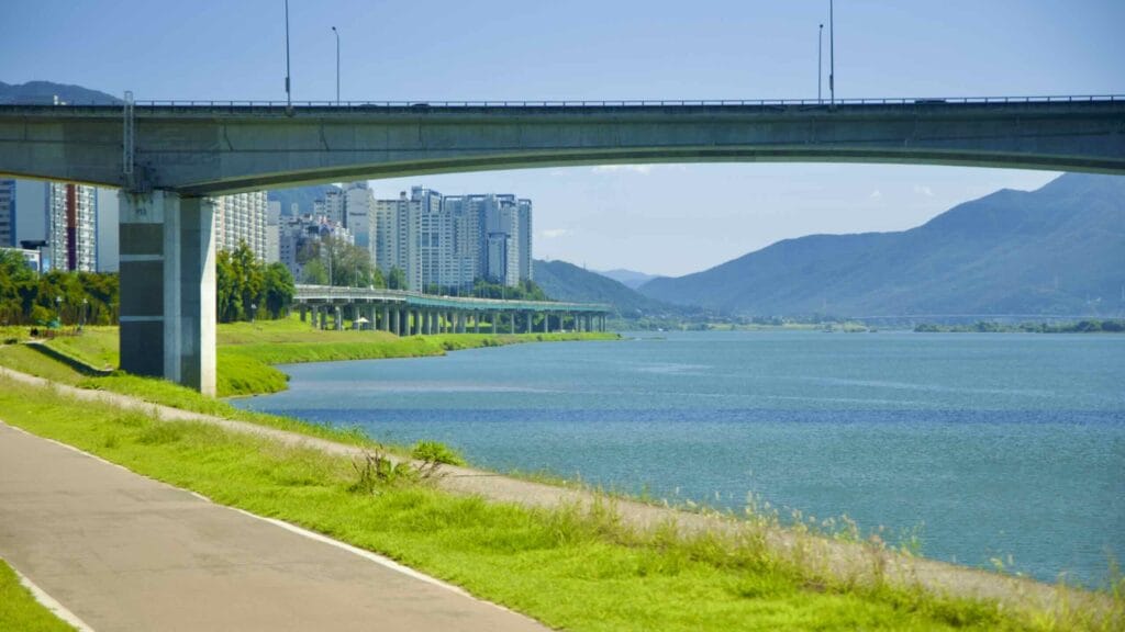 A picture of the bike path running along the south border of the Sampae District (삼패지구) on the Hangang Bike Path (한강 자전거길) in Namyangju City (남양주시) South, Korea.