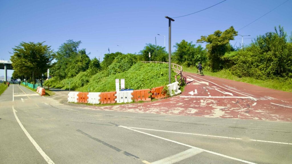 A picture of Paldang Bridge (팔당대교) on the Hangang Bike Path (한강 자전거길) in Namyangju City (남양주시) South, Korea.