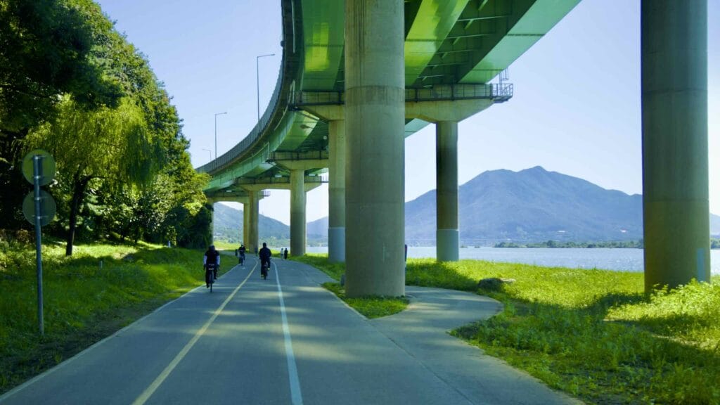 A picture of the bike path running along the south border of the Sampae District (삼패지구) on the Hangang Bike Path (한강 자전거길) in Namyangju City (남양주시) South, Korea.