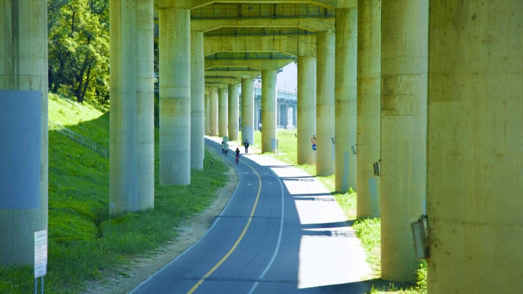 A picture of the bike path running along the south border of the Sampae District (삼패지구) on the Hangang Bike Path (한강 자전거길) in Namyangju City (남양주시) South, Korea.