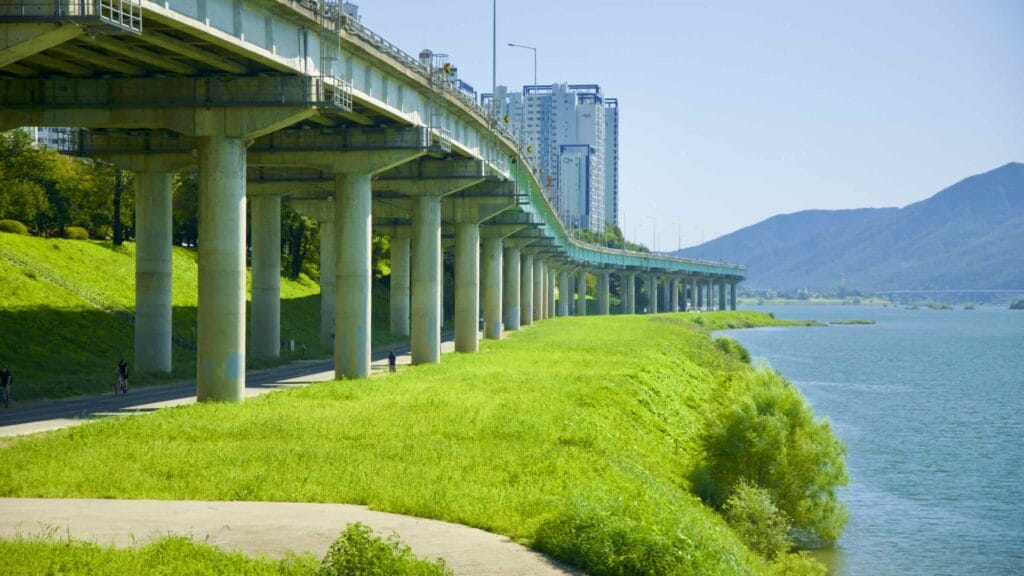 A picture of the bike path running along the south border of the Sampae District (삼패지구) on the Hangang Bike Path (한강 자전거길) in Namyangju City (남양주시) South, Korea.