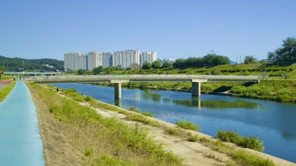 A picture of Wangsuk Stream (왕숙천) on the Hangang Bike Path (한강 자전거길) in Guri City (구리시) South, Korea.