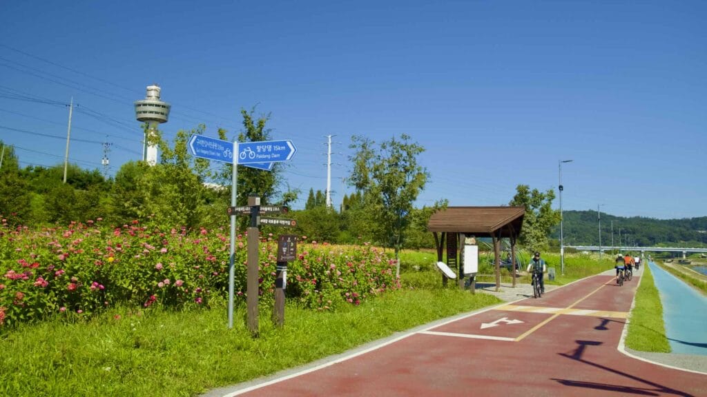 A picture of Wangsuk Stream (왕숙천) on the Hangang Bike Path (한강 자전거길) in Guri City (구리시) South, Korea.