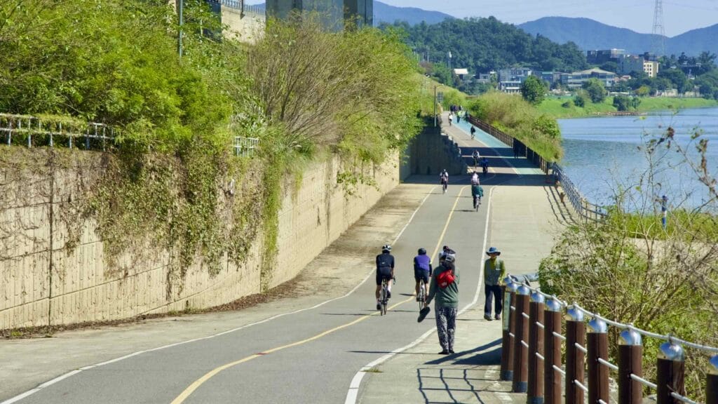 A picture of the Guri Han River Park (구리한강시민공원) on the Hangang Bike Path (한강 자전거길) in Guri City (구리시) South, Korea.