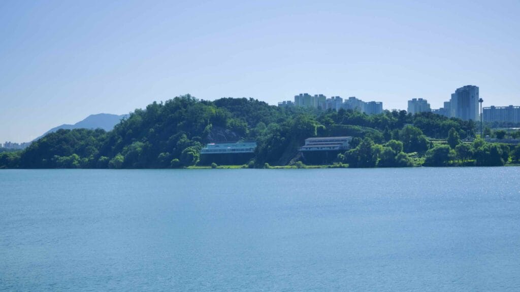 A picture of Amsa Pass (암사고개) in Gwangnaru Hangang Park (광나루한강공원) in Seoul, South Korea.