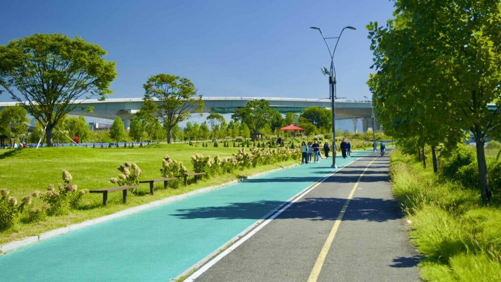 A picture of the Guri Han River Park (구리한강시민공원) on the Hangang Bike Path (한강 자전거길) in Guri City (구리시) South, Korea.