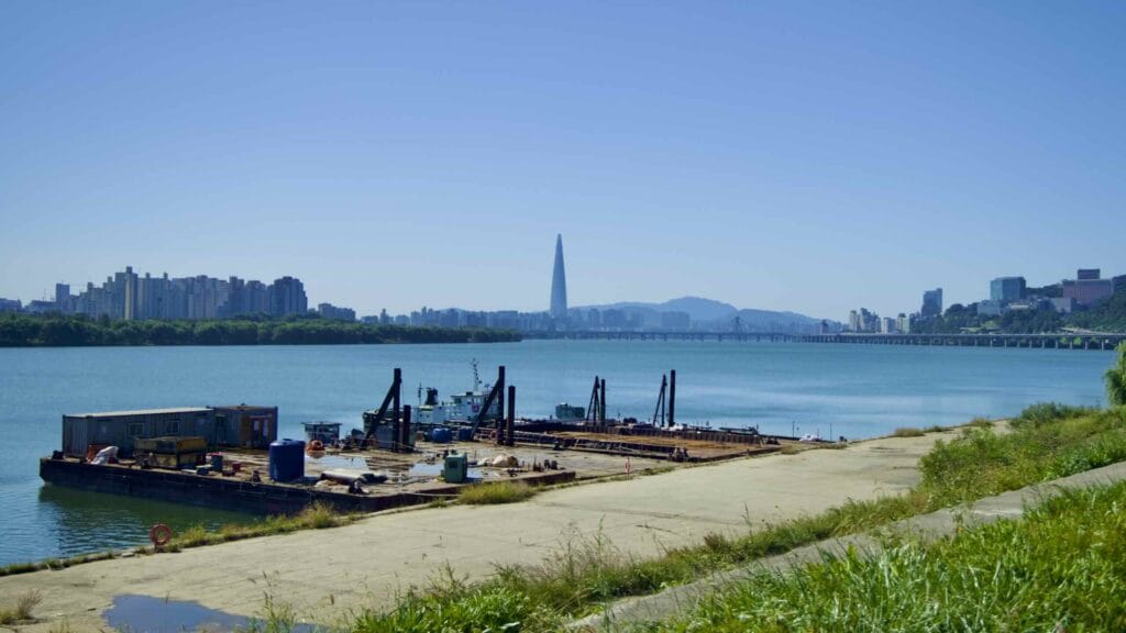 A picture of the Guri Han River Park (구리한강시민공원) on the Hangang Bike Path (한강 자전거길) in Guri City (구리시) South, Korea.