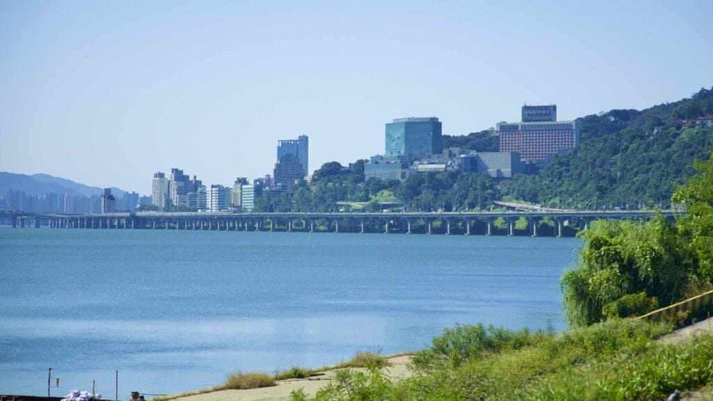 A picture of the bike path on Seoul’s eastern border under the Gangbyeon Expressway.