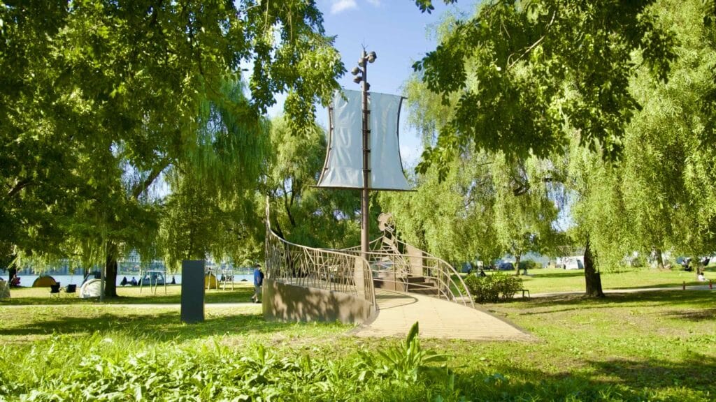 A picture of a sculpture that depicts the story of the “The Story of the Lady of Domi” (도미 부인 설화) in Gwangnaru Hangang Park (광나루한강공원) in Seoul, South Korea.