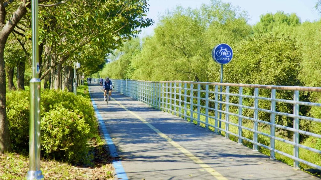 A picture of Misa Boat Race Park (미사경정공원) on the Hangang Bike Path (한강 자전거길) in Hanam City (하남시) South, Korea.