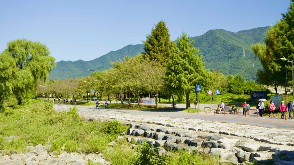 A picture of Deokpung Stream (덕풍천) on the Hangang Bike Path (한강 자전거길) in Hanam City (하남시) South, Korea.