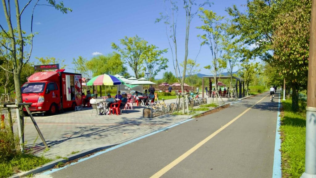 A picture of Deokpung Stream (덕풍천) on the Hangang Bike Path (한강 자전거길) in Hanam City (하남시) South, Korea.