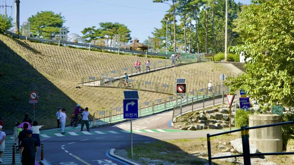 A picture of Misa Boat Race Park (미사경정공원) on the Hangang Bike Path (한강 자전거길) in Hanam City (하남시) South, Korea.