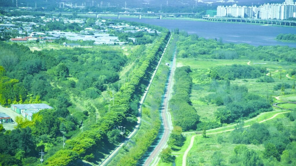 Hangang Bike Path - Seoul - Hanam City - Hanam Union Tower Misa Boat Race Bike Path Close