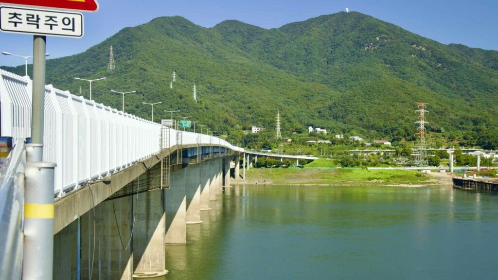 A picture of Paldang Bridge (팔당대교) on the Hangang Bike Path (한강 자전거길) in Hanam City (하남시) South, Korea.