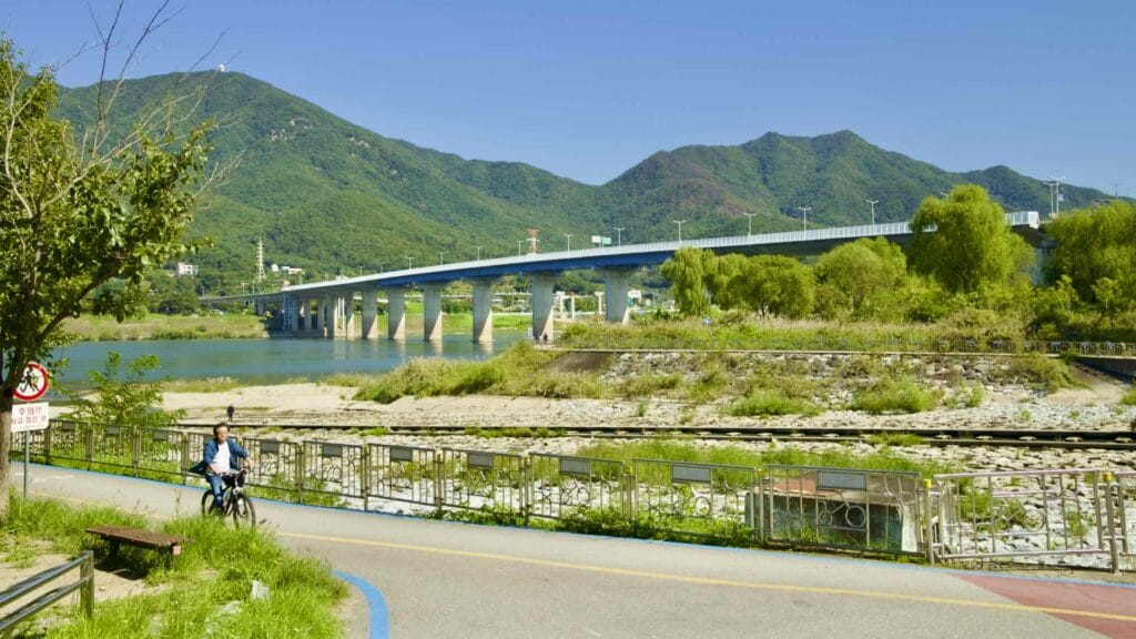A picture of Paldang Bridge (팔당대교) on the Hangang Bike Path (한강 자전거길) in Hanam City (하남시) South, Korea.