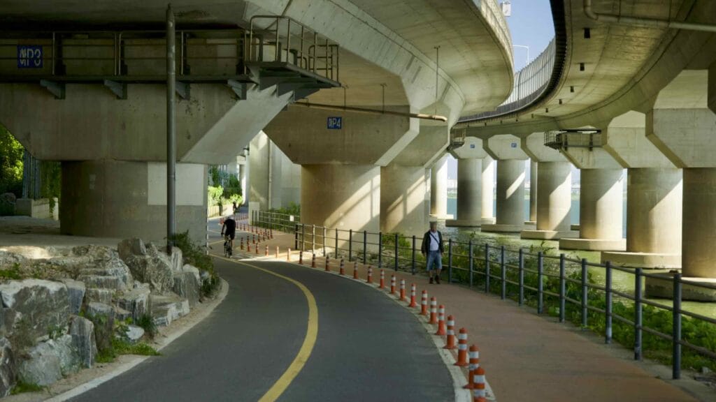A picture of the bike path under Gangbyeong Expressway in Ttukseom Hangang Park (뚝섬한강공원) in Seoul, South Korea.