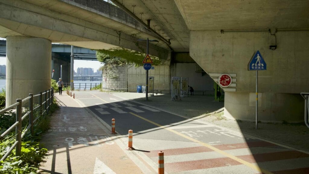A picture of the bike path under Gangbyeong Expressway in Ttukseom Hangang Park (뚝섬한강공원) in Seoul, South Korea.