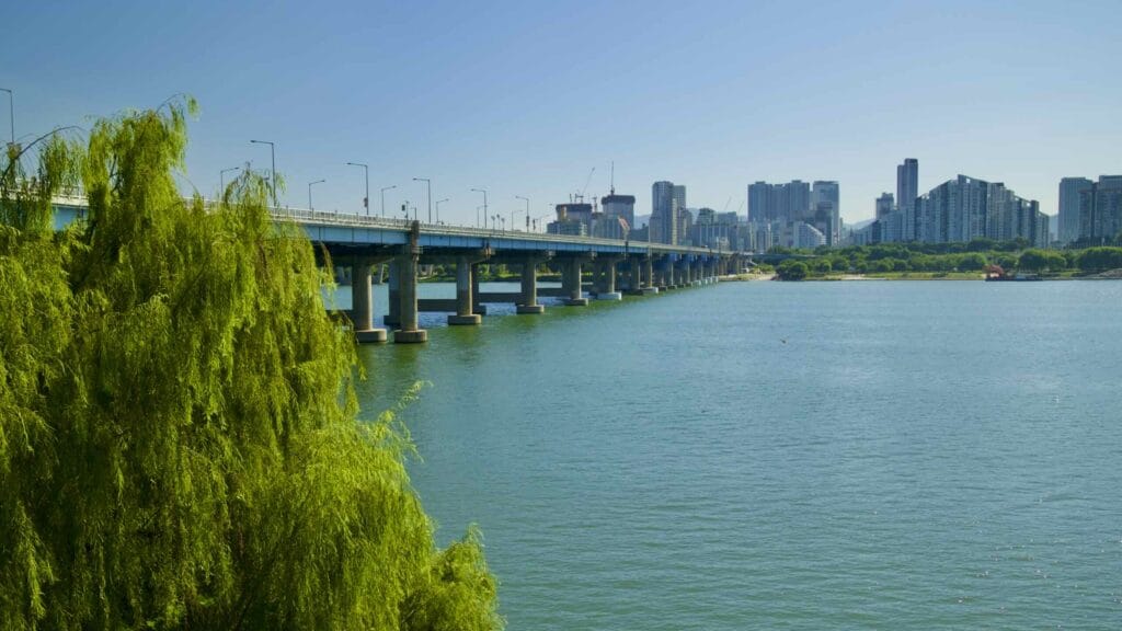 A picture of Cheonho Bridge (천호대교) near Gwangnaru Hangang Park (광나루한강공원) in Seoul, South Korea.