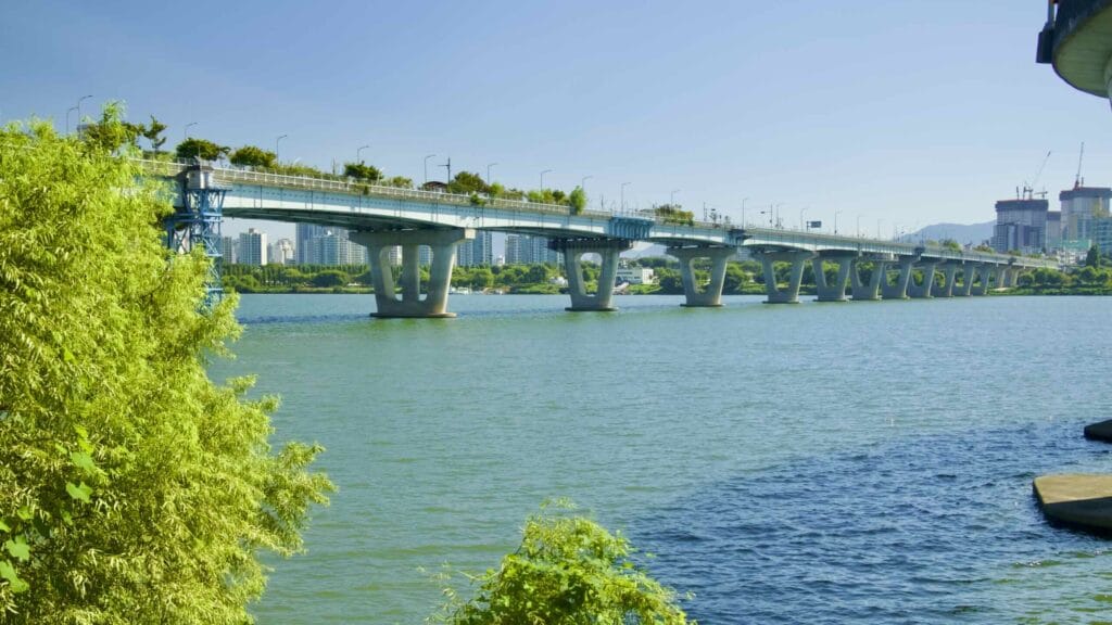 A picture of Gwangjin Bridge (광진교) near Gwangnaru Hangang Park (광나루한강공원) in Seoul, South Korea.