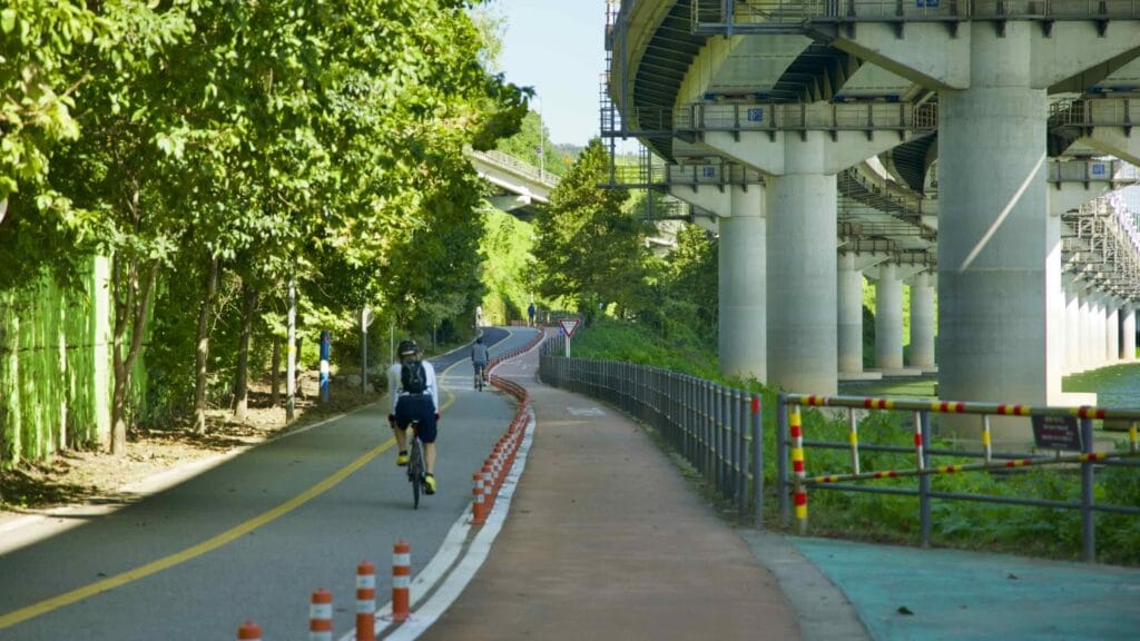 A picture of the bike path on Seoul’s eastern border under the Gangbyeon Expressway.