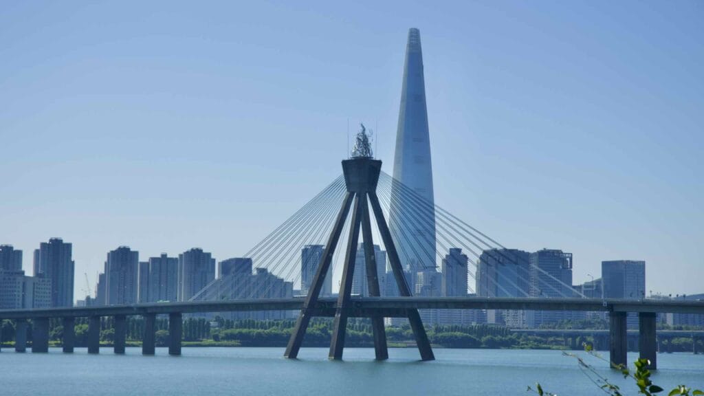 A picture of Olympic Bridge (올림픽대교) crossing the Han River between the Gwangjin and Songpa Districts in Seoul, South Korea.