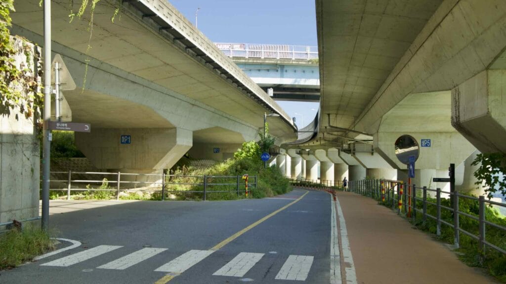 An underpass under Gangbyeon Expressway leads to Gwangjin Bridge and its observatory, the Riverview 8th Avenue.
