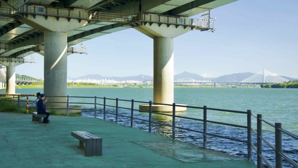 A picture of the bike path on Seoul’s eastern border under the Gangbyeon Expressway.