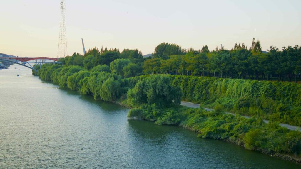 A picture of Seonyu Island (선유도) in the Han River near Yanghwa Hangang Park (양화한강공원) in Seoul, South Korea.