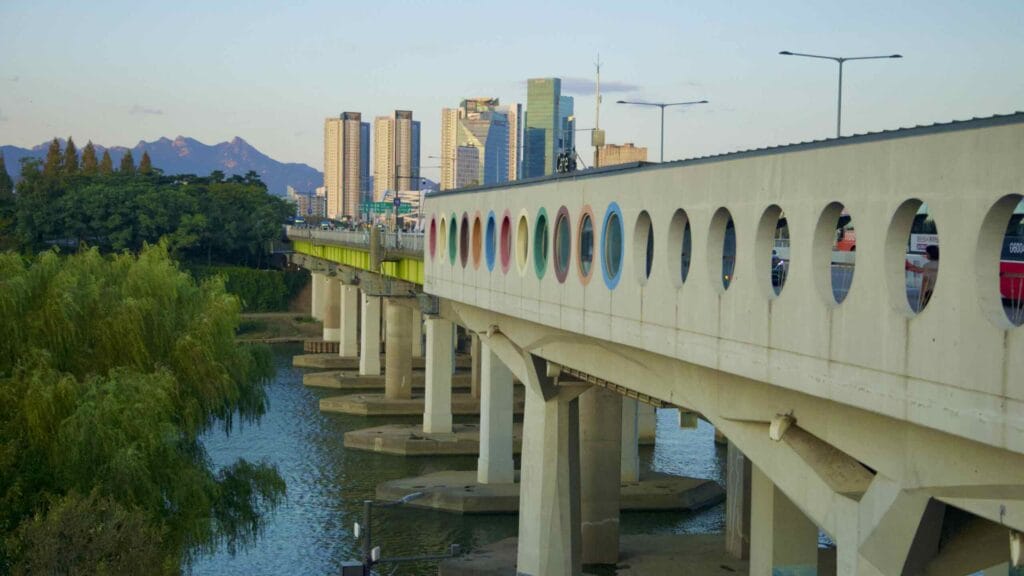 A picture of Yanghwa Bridge (양화대교) in Yanghwa Hangang Park (양화한강공원) in Seoul, South Korea.