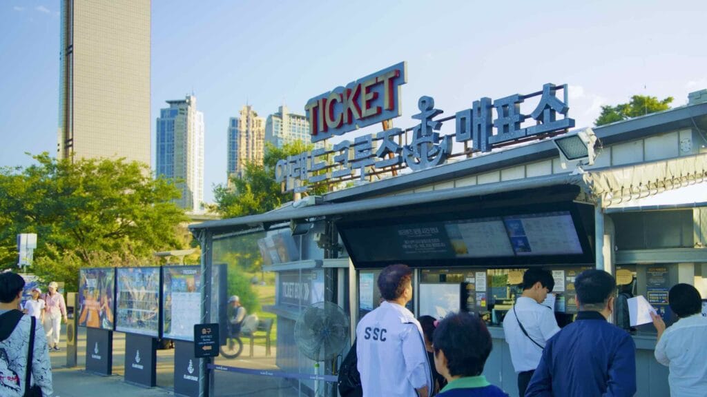 A picture of E-Land Cruise Ships (이랜드크루즈) in Yeouido Hangang Park (여의도한강공원) in Seoul, South Korea.