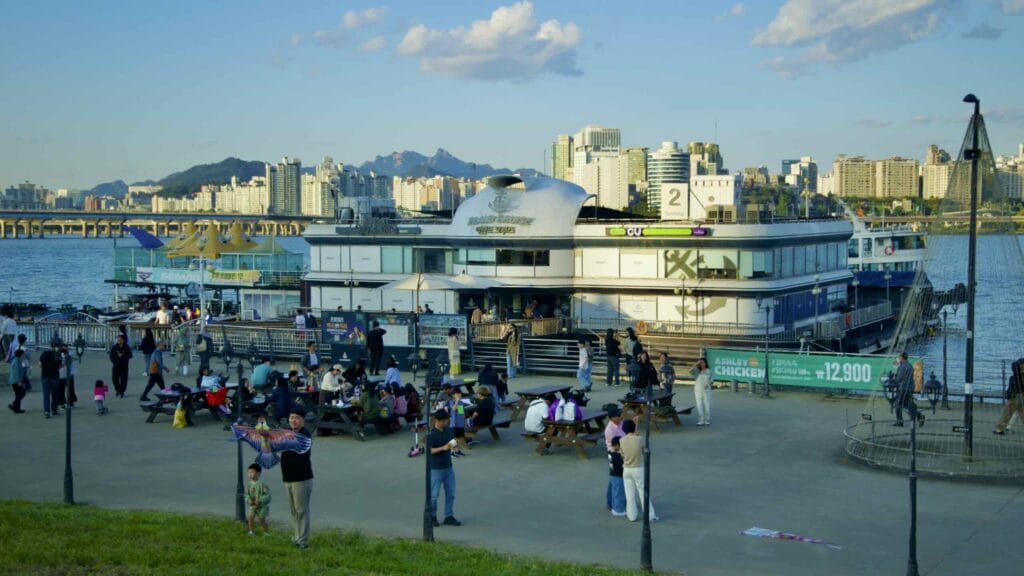 A picture of E-Land Cruise Ships (이랜드크루즈) in Yeouido Hangang Park (여의도한강공원) in Seoul, South Korea.