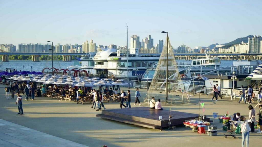 A picture of E-Land Cruise Ships (이랜드크루즈) in Yeouido Hangang Park (여의도한강공원) in Seoul, South Korea.