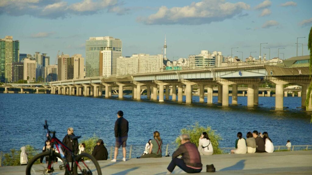 A picture of Mapo Bridge (마포대교) near Yeouido Hangang Park (여의도한강공원) in Seoul, South Korea.